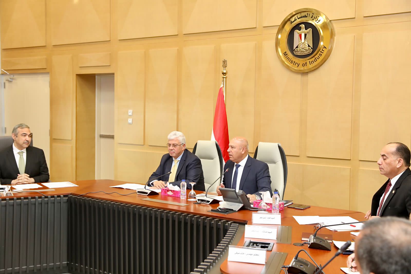 IMG 20241031 WA0036 الوزير الوزير يلتقي بوزير التعليم العالي ويبحثا سبل التصنيع موقع في الجامعة