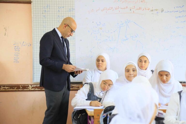 وزير التعليم يقف في طابور الصباح بمدرسة الشهيد اللواء أحمد زكى لطيف الإعدادية بنات بالفيوم 22 received 1469465373756676 وزير التعليم وزير التعليم يقف في طابور الصباح بمدرسة الشهيد اللواء أحمد زكى لطيف الإعدادية بنات بالفيوم موقع في الجامعة