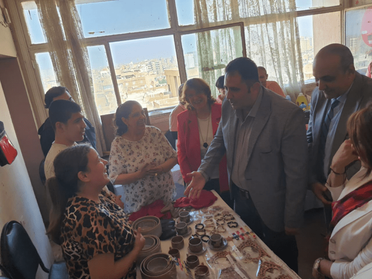 يضم مشغولات مدرسية.. نائب محافظ القاهرة يفتتح المعرض السنوى لذوى الهمم بروض الفرج 3 received 472809672441827 وزير التعليم يضم مشغولات مدرسية.. نائب محافظ القاهرة يفتتح المعرض السنوى لذوى الهمم بروض الفرج موقع في الجامعة