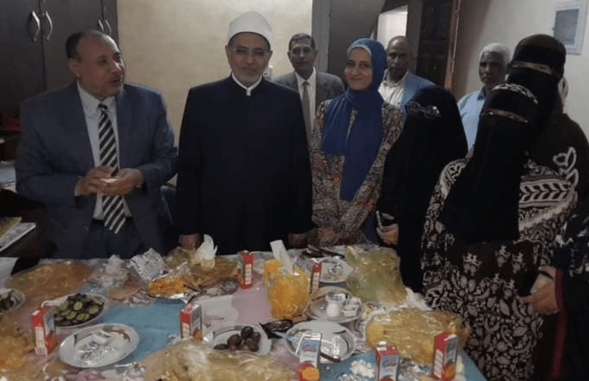 الأزهر جامعة الأزهر بعد واقعة التسمم.. رئيس جامعة الأزهر ونائبه يتناولان وجبة العشاء مع طالبات الأقصر موقع في الجامعة