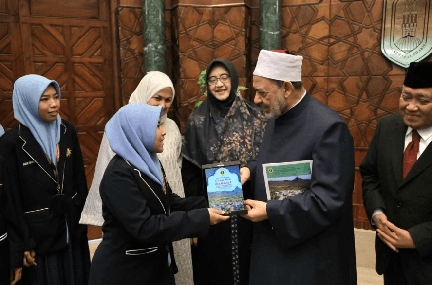شيخ الأزهر مع الطلاب الوافدين جامعة الأزهر يضربون المثل في الالتزام .. إشادة خاصة من شيخ الأزهر بطلاب إندونيسيا الدارسين في الأزهر موقع في الجامعة