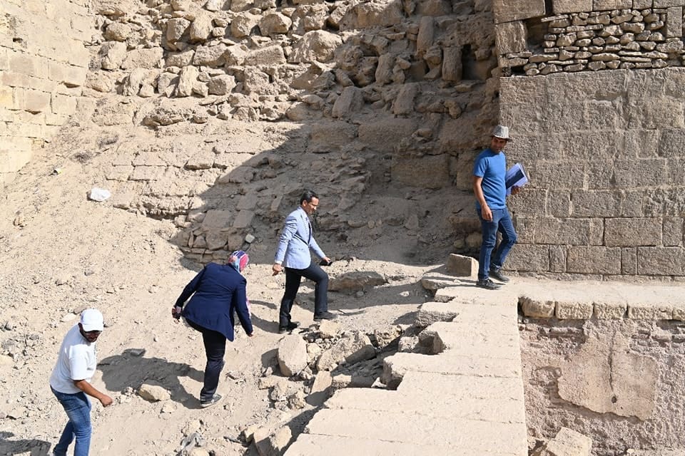كلية الأثار جامعة عين شمس دبي للإعلام كلية الأثار جامعة عين شمس تجري زيارة تفقدية لموقع حفائر برج الساقية بقلعة صلاح الدين موقع في الجامعة