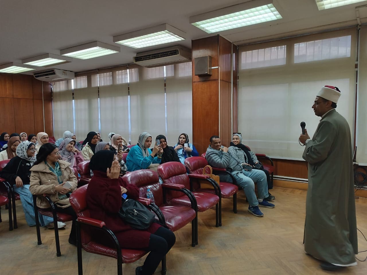 0778cecd 2d41 4462 aa9e 99d2939e3d49 وكيل التعليم بالفيوم تعزيز الهوية الوطنية ودعم منظومة القيم والأخلاق " ندوة ببنات عين شمس موقع في الجامعة