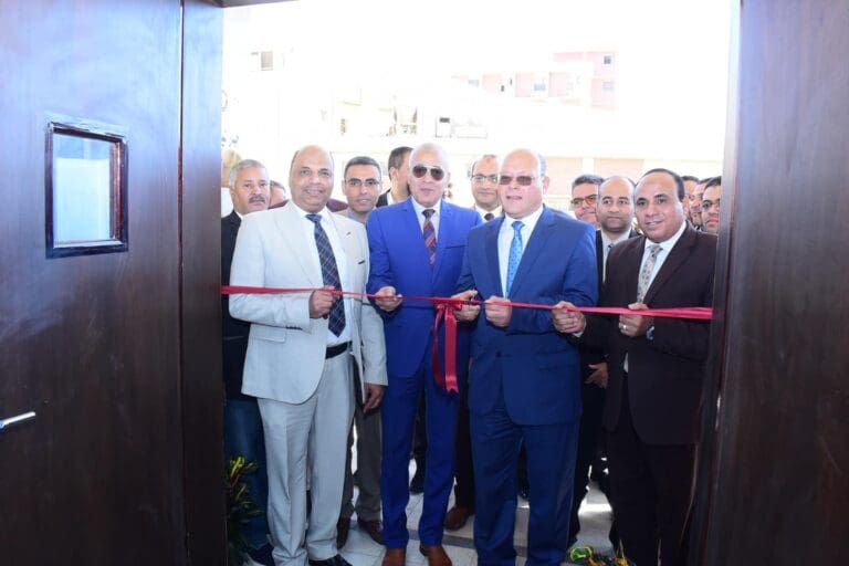 بتكلفة ٣٠ مليون جنيه.. رئيس جامعة سوهاج يفتتح وحدة الميكروسكوب الإلكتروني الأولي من نوعها 8 1 2 حملة بتكلفة ٣٠ مليون جنيه.. رئيس جامعة سوهاج يفتتح وحدة الميكروسكوب الإلكتروني الأولي من نوعها موقع في الجامعة