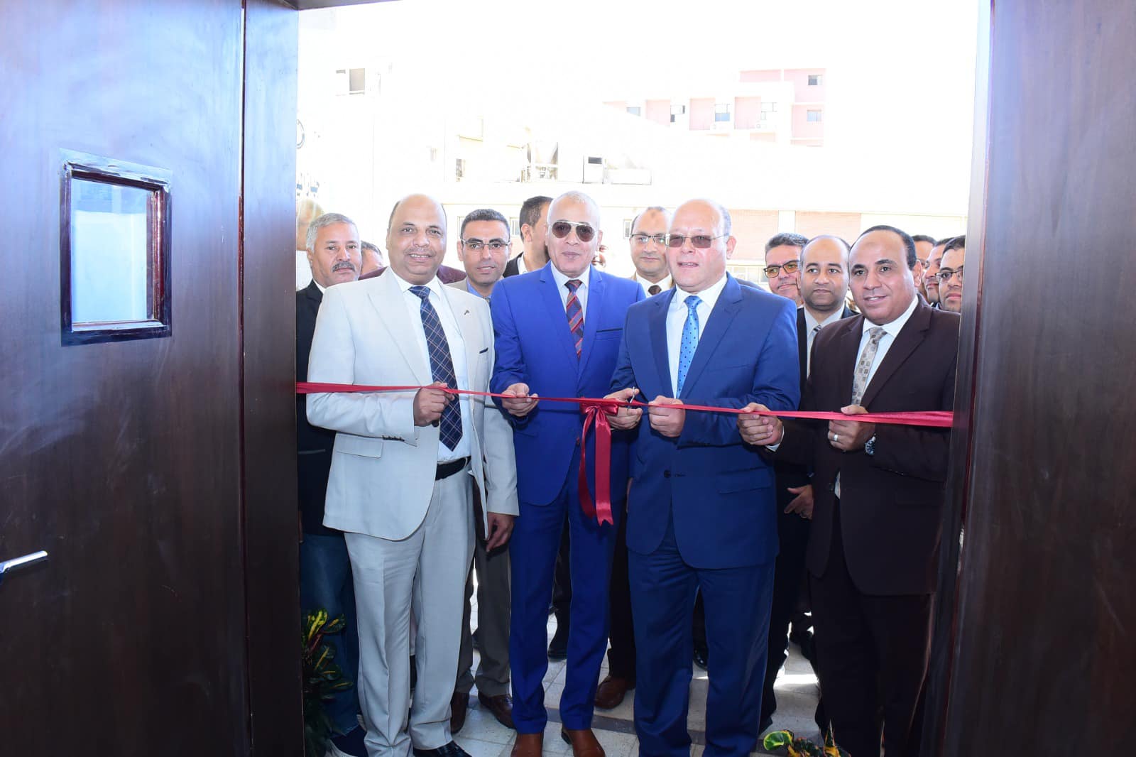 بتكلفة ٣٠ مليون جنيه.. رئيس جامعة سوهاج يفتتح وحدة الميكروسكوب الإلكتروني الأولي من نوعها 1 1 2 جامعة سوهاج بتكلفة ٣٠ مليون جنيه.. رئيس جامعة سوهاج يفتتح وحدة الميكروسكوب الإلكتروني الأولي من نوعها موقع في الجامعة