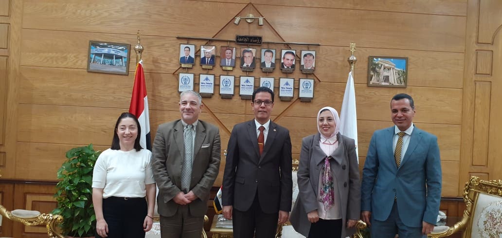 1 5 يونانية رئيس جامعة بنها ونائب رئيس جامعة إيجان اليونانية يبحثان التعاون المشترك موقع في الجامعة