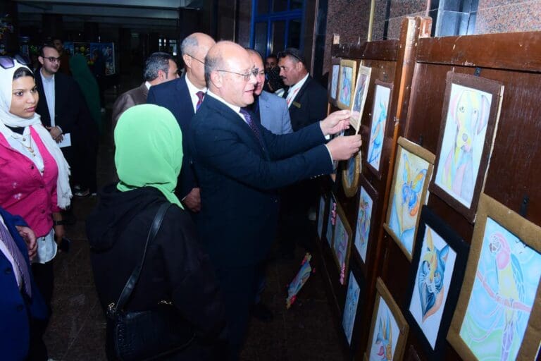 يضم حوالي ٥ آلاف قطعة فنية.. رئيس جامعة سوهاج يفتتح معرض الأعمال الفنية والمشغولات اليدوية 1 يضم حوالي ٥ آلاف قطعة فنية.. رئيس جامعة سوهاج يفتتح معرض الأعمال الفنية والمشغولات اليدوية