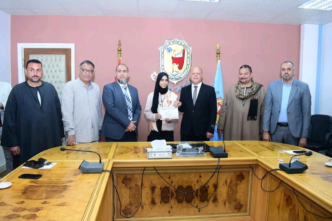 أبرز الجوائز مكافأة مادية.. رئيس جامعة سوهاج يكرم 25 من حفظة القرآن كاملاً 1 1732314279103 جامعة سوهاج أبرز الجوائز مكافأة مادية.. رئيس جامعة سوهاج يكرم 25 من حفظة القرآن كاملاً موقع في الجامعة