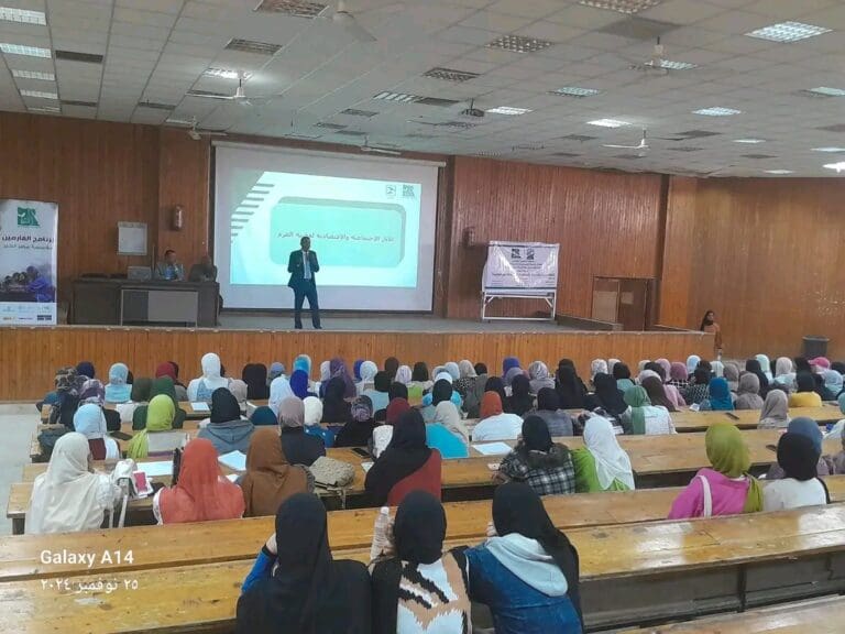 جامعة جنوب الوادي تنظم ندوة عن ظاهرة الغرم بكلية التجارة 2 1732532630000 وزير جامعة جنوب الوادي تنظم ندوة عن ظاهرة الغرم بكلية التجارة موقع في الجامعة