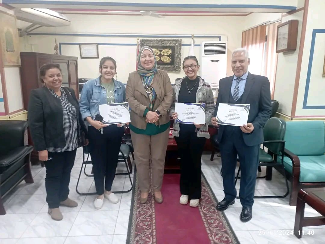 1732539224322 الفيوم الدكتورة أمل الهواري تكرم الفائزين في المسابقة الثقافية للتربية الدينية موقع في الجامعة