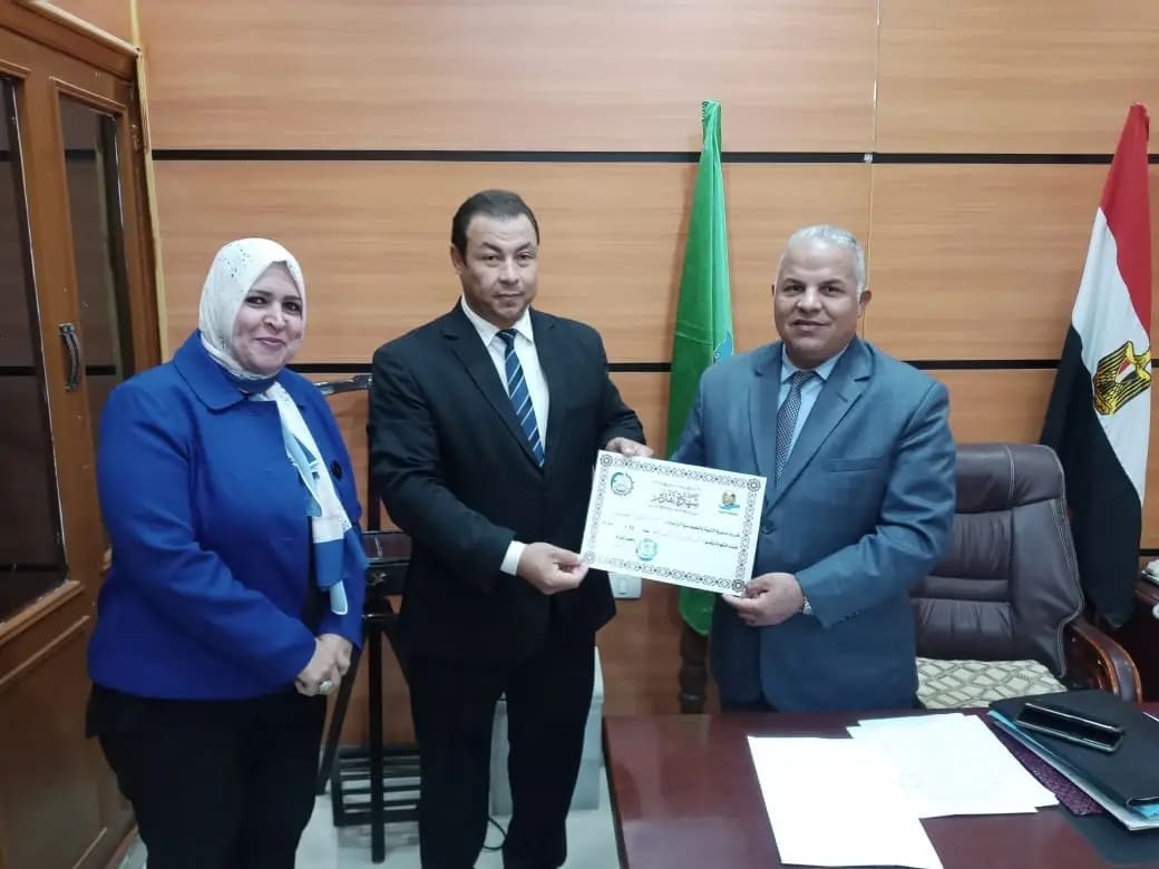 1732561935947 الفيوم بعد الجولات الصباحية المفاجئة بالمدارس.. مدير تعليم الفيوم يكرم المتميزين فى العمل موقع في الجامعة