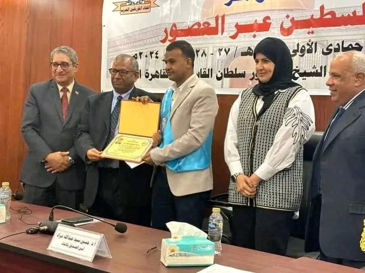 1732817657085 السويس رئيس جامعة جنوب الوادي يهنئ مسعود محمود لفوزه بجائزة أحسن بحث في التاريخ الحضاري موقع في الجامعة