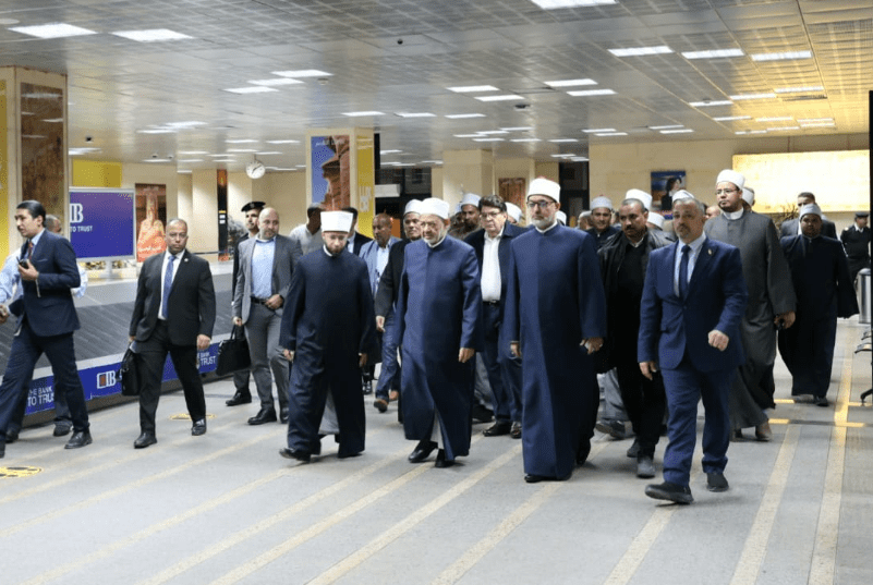 22 1 بعد قطع زيارته لأذربيجان..شيخ الأزهر يعود لأرض الوطن لتلقي العزاء في شقيقته موقع في الجامعة