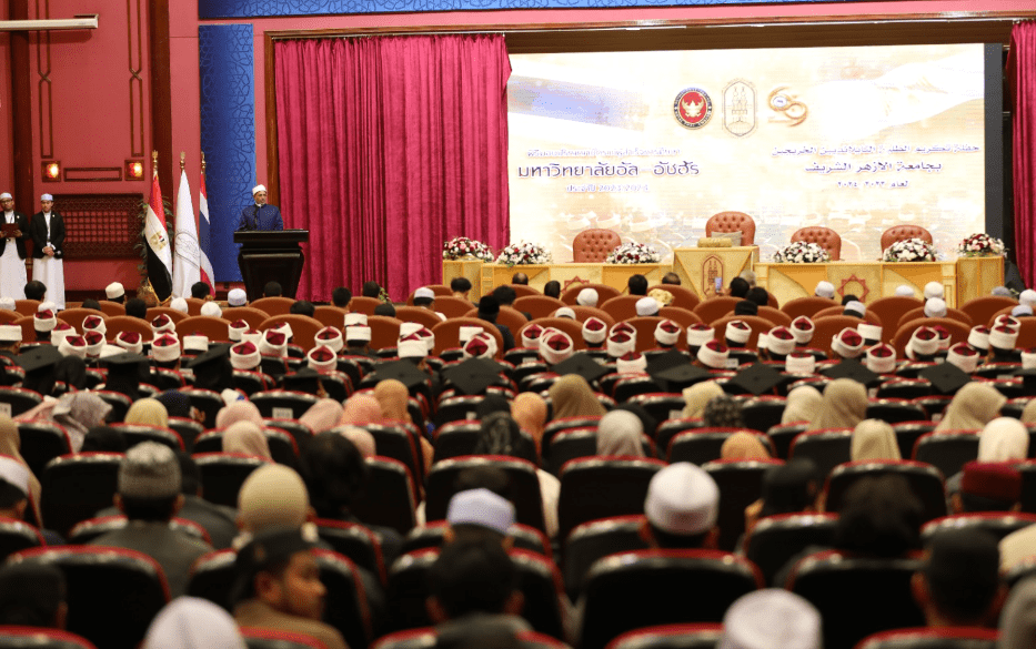 22 وزير الأوقاف انشروا العدل والسلام والمحبة.. وصية خاصة من رئيس جامعة الأزهر لخريجي تايلاند موقع في الجامعة