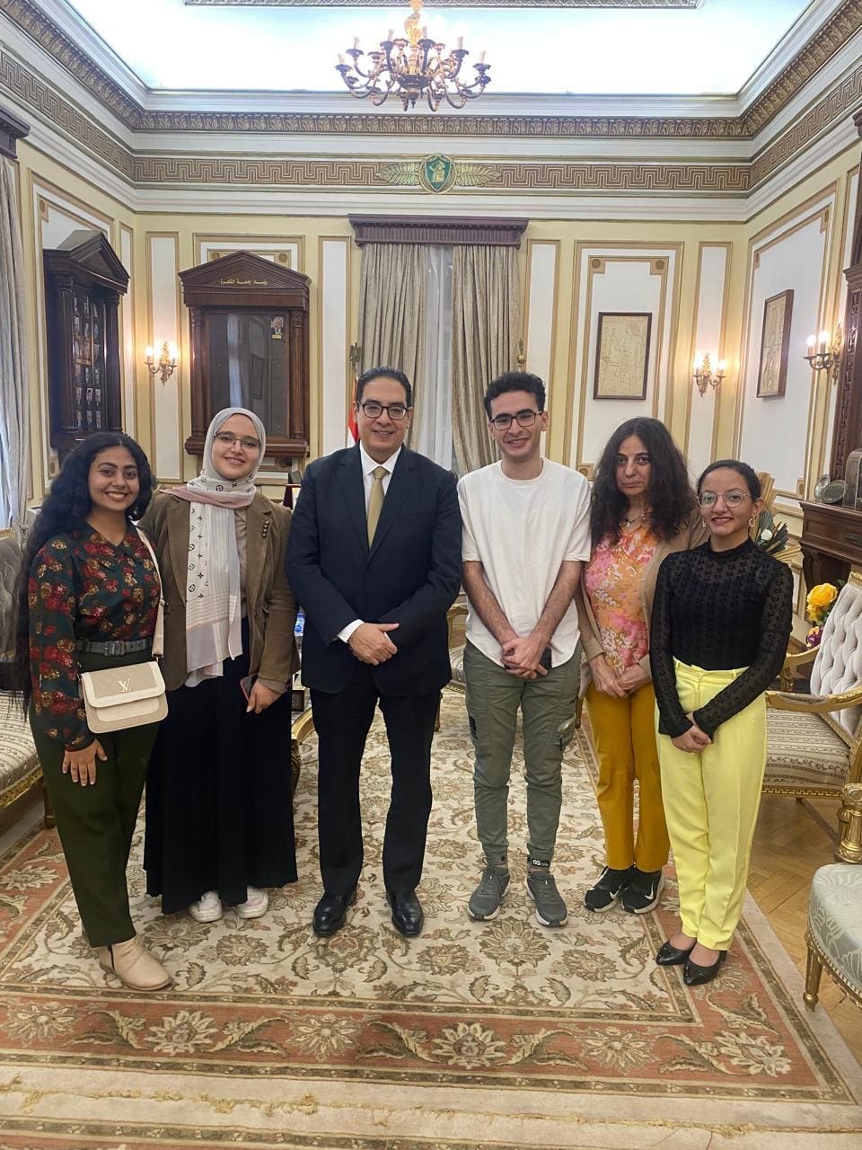 2eb28fca dbc0 4da5 b2dd 005e033da4f6 جامعة مصرية رئيس جامعة القاهرة يوضح جهود الجامعة فى إدماج الطلاب الوافدين في المجتمع الجامعي لمجلة "سياسة واقتصاد موقع في الجامعة