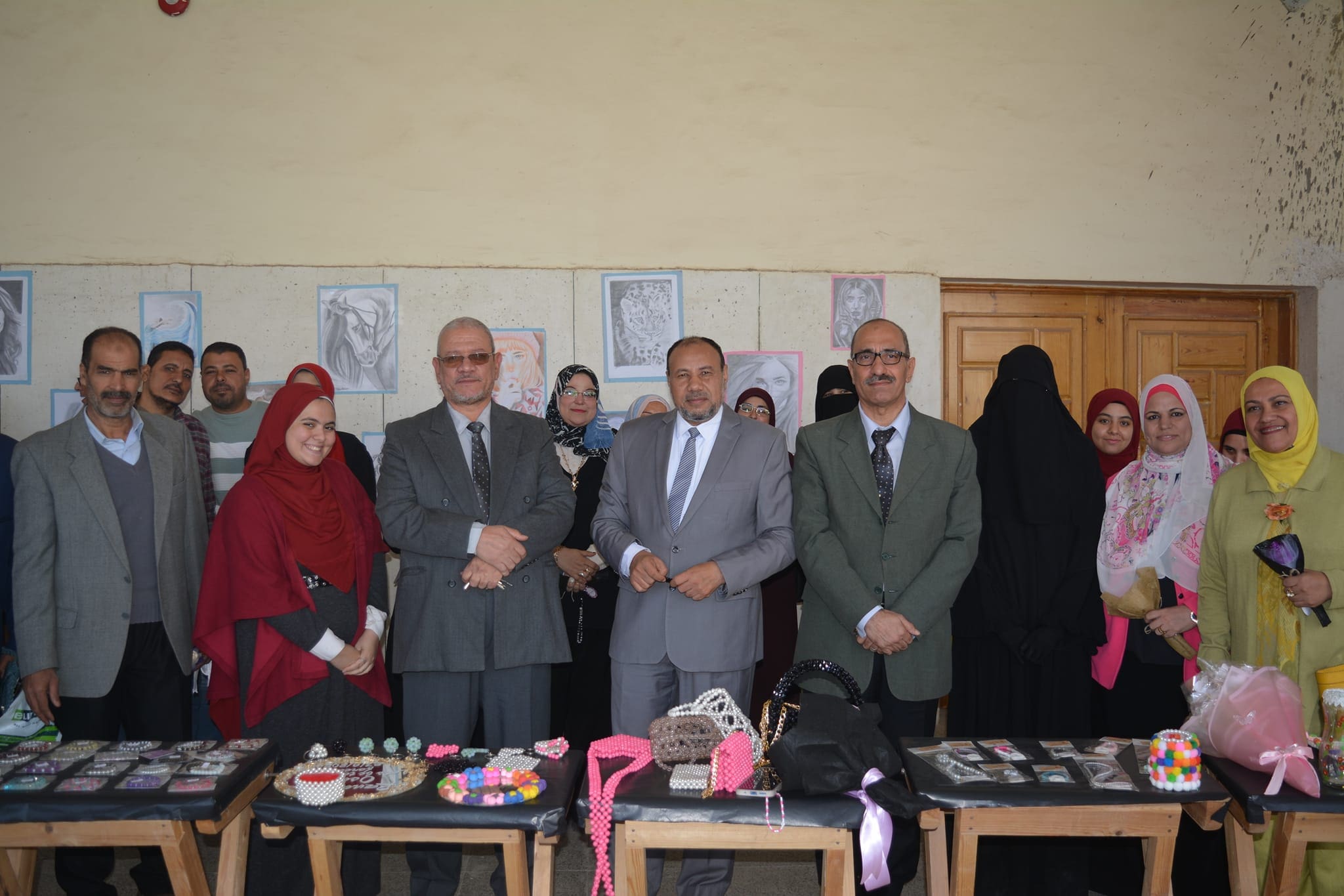 468595134 976701291170220 2511246970509163930 n تفاصيل نائب رئيس جامعة الأزهر يفتتح معرضا للمشغولات الفنية اليدوية بكلية التربية بنات بأسيوط - فيديو موقع في الجامعة