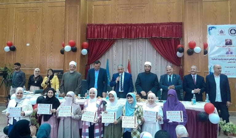 دور المرأة مهم في تقدم الأمم.. نائب رئيس جامعة الأزهر يكرم المتفوقين من كلية الأزهر لفرع البنات 13 66 2 مدارس سوهاج دور المرأة مهم في تقدم الأمم.. نائب رئيس جامعة الأزهر يكرم المتفوقين من كلية الأزهر لفرع البنات موقع في الجامعة