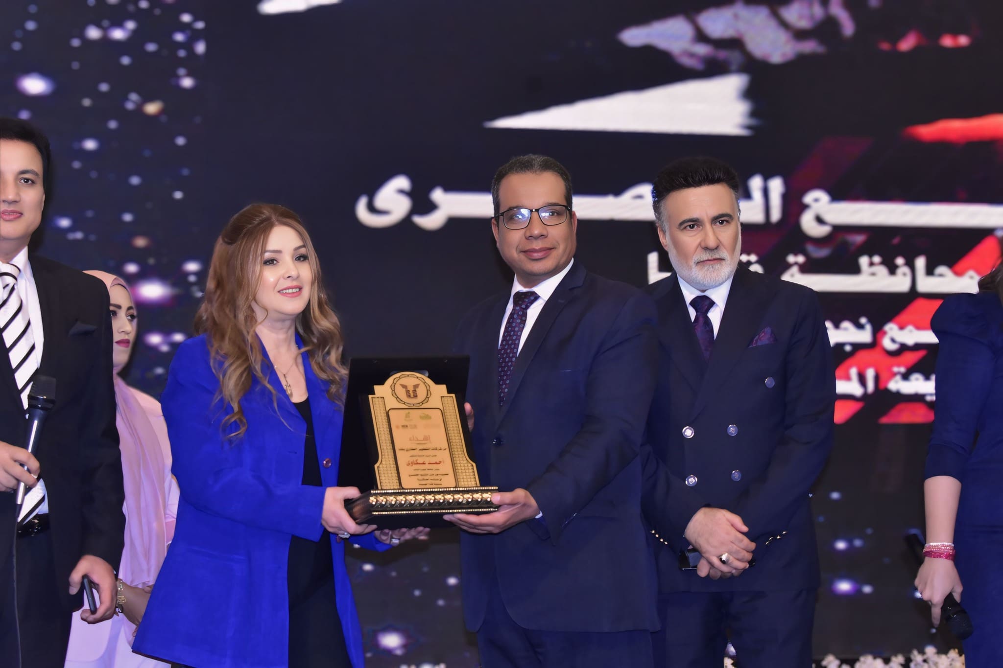 المهرجان العاشر للمذيع الحصري يكرم رئيس جامعة جنوب الوادي 1 8 3 المهرجان المهرجان العاشر للمذيع الحصري يكرم رئيس جامعة جنوب الوادي موقع في الجامعة
