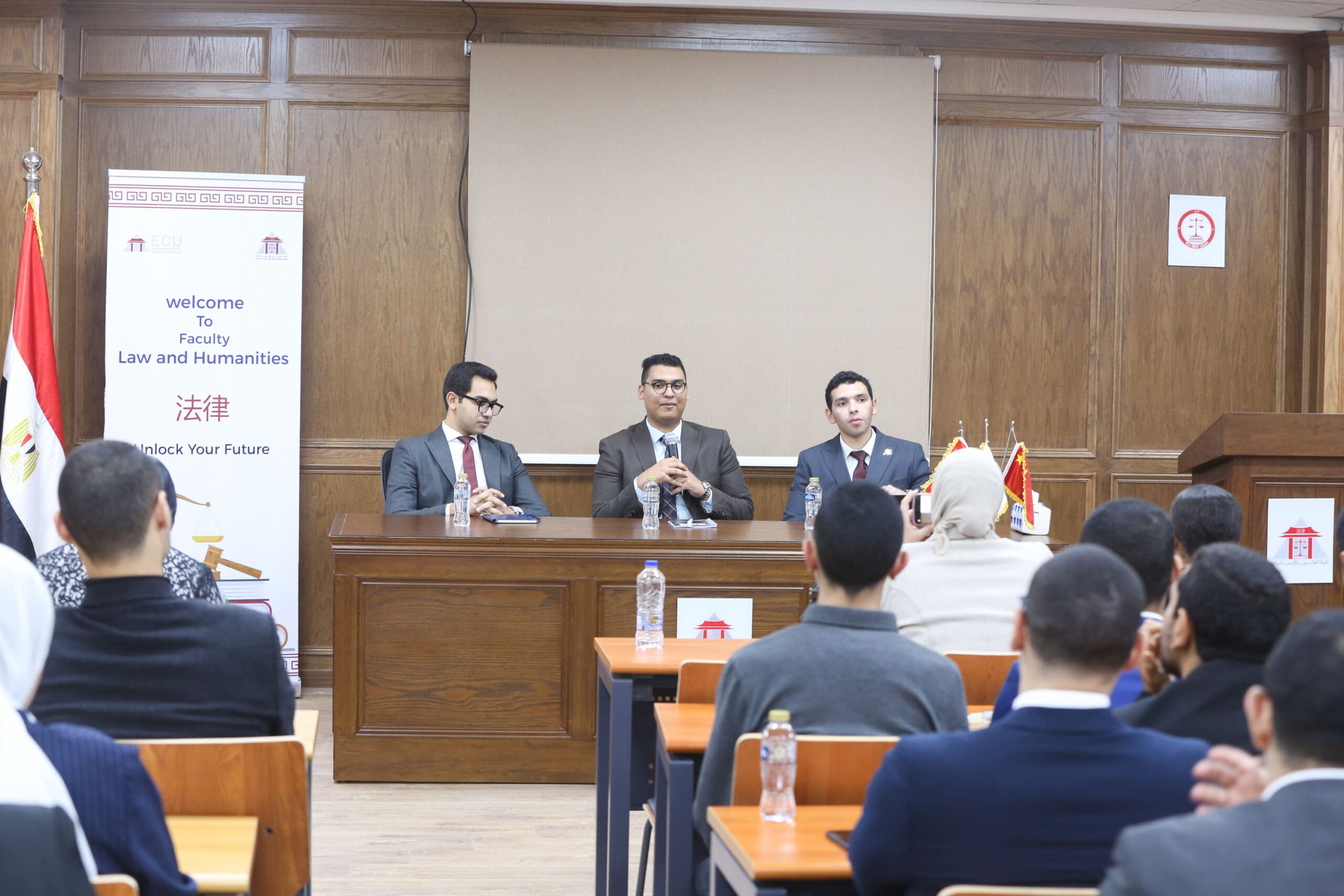 الجامعة المصرية الصينية تنظم أول محاكاة للمحكمة الصورية بكلية القانون والإنسانيات 1 المحكمة الصوررية بالجامعة المصرية الصينية
