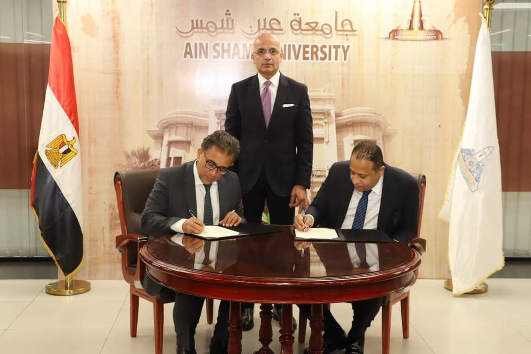FB IMG 1731338047404 نائب رئيس جامعة الإسكندرية مذكرة تفاهم بين طب أسنان عين شمس وإي جي ميديكال للصناعات موقع في الجامعة