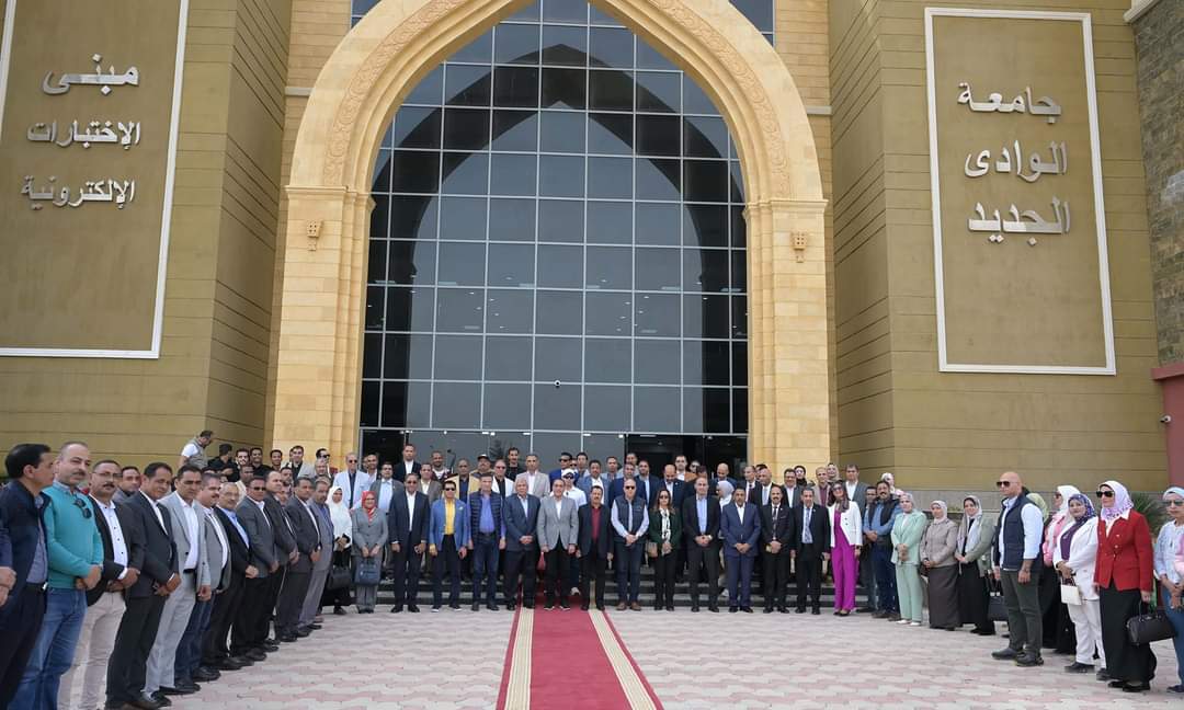 FB IMG 1732194883429 الطلاب 10 صور.. رئيس الوزراء يتفقد جامعة الوادي الجديد: اهتمام غير مسبوق بالارتقاء بمنظومة التعليم العالي والبحث العلمي في مصر موقع في الجامعة
