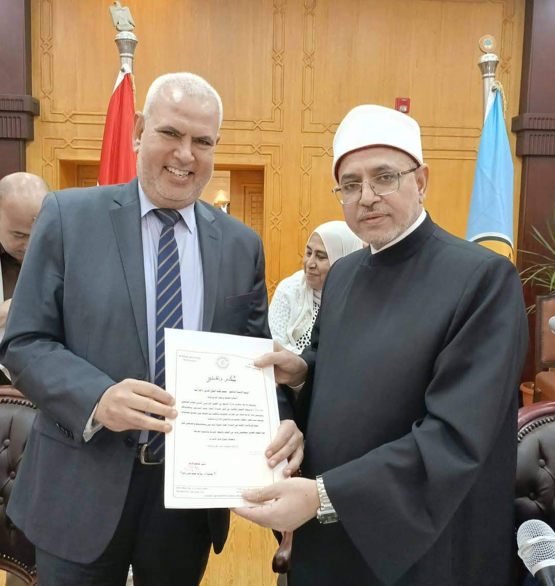 FB IMG 1732480991776 مجلس مجلس جامعة الأزهر يكرم عميد كلية أصول الدين بالقاهرة لجهوده المخلصة في الحفاظ على تراث الأمة الإسلامية وتصحيح المفاهيم المغلوطة موقع في الجامعة