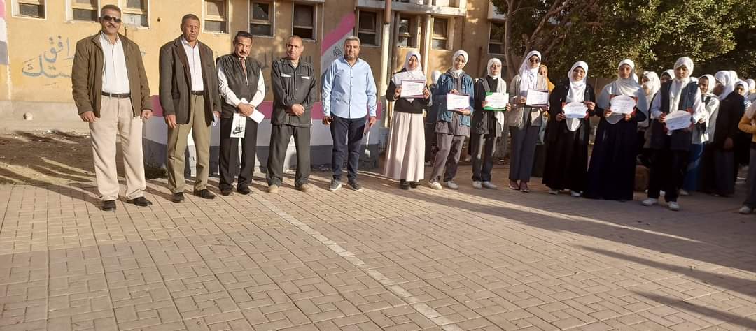 FB IMG 1732539345471 باصونة مدرسة باصونة الإعدادية بسوهاج تكرم الطالبات المشاركين بإذاعة "لا للتنمر وللعنف" موقع في الجامعة