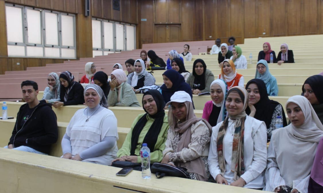 IMG 20241111 WA0118 جامعة القاهرة آداب عين شمس تعقد ندوة توعوية للتشجيع على التبرع المنتظم بالدم  موقع في الجامعة