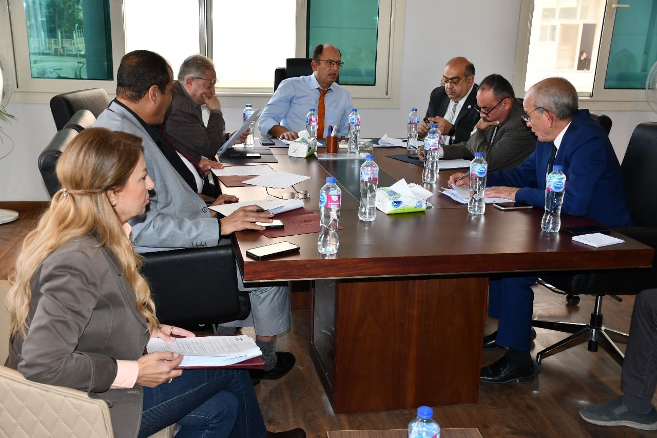 IMG 20241117 WA0093 جامعة قناة السويس رئيس جامعة حلوان الأهلية يؤكد على تطوير العملية التعليمية وتعزيز الأنشطة الطلابية موقع في الجامعة