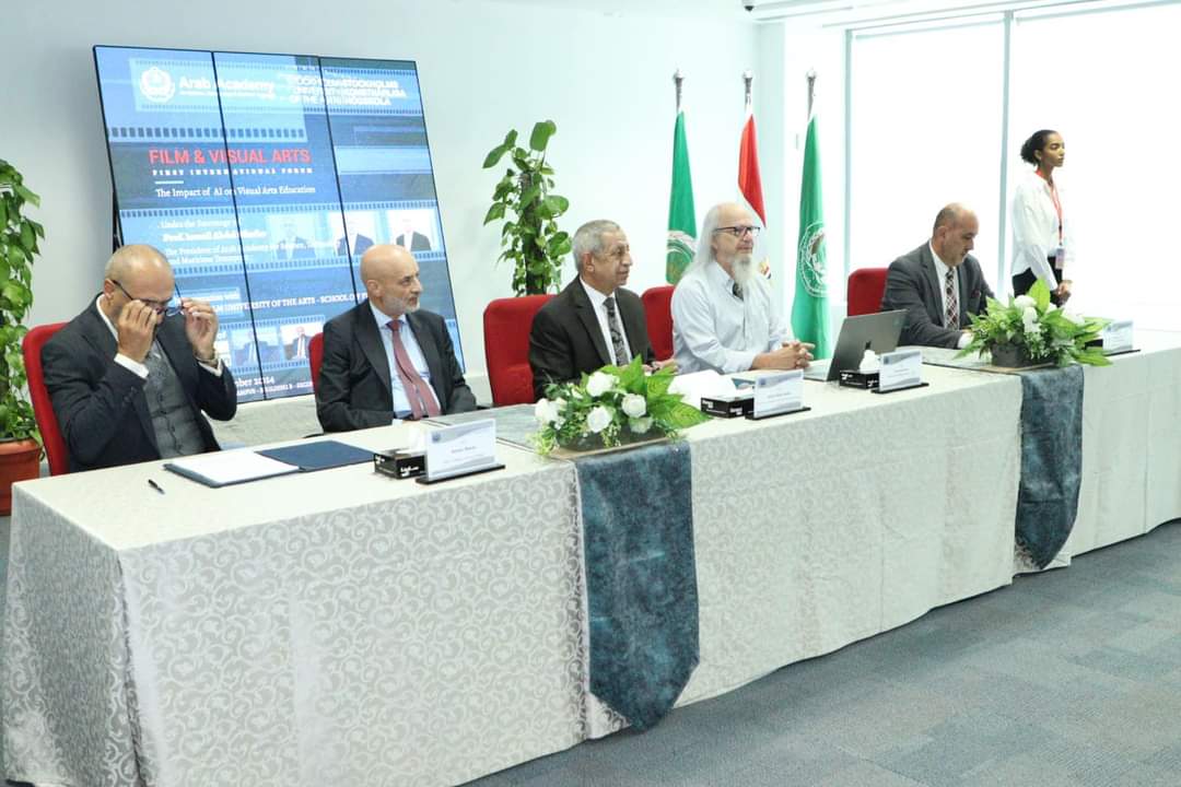 IMG 20241121 WA0066 سوهاج رئيس الأكاديمية العربية يشهد انطلاق منتدى كلية الفنون والتصميم "تأثير الذكاء الاصطناعي على تعليم الفنون البصرية" موقع في الجامعة