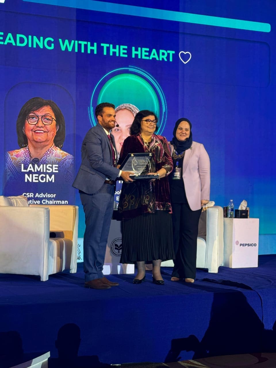 IMG 20241126 WA0002 لميس تكريم الدكتورة لميس نجم عضو المجلس الاستشاري للتعليم التنفيذي جامعة اسلسكا موقع في الجامعة