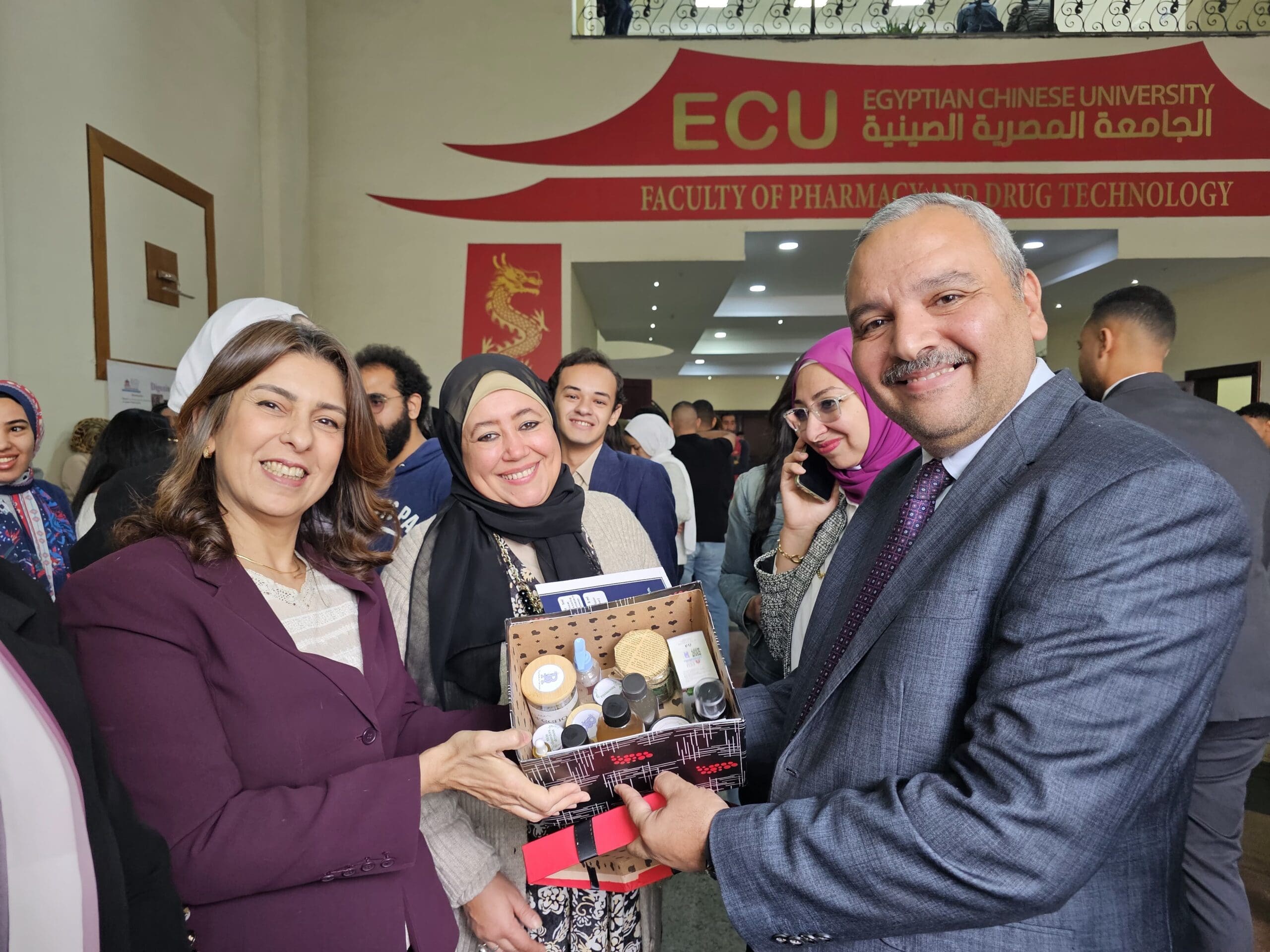 IMG 20241129 WA0012 scaled جامعة الأزهر افتتاح نادي لطلاب الجامعة المصرية الصينية للتدريب على العلاج بطب الأعشاب الصيني موقع في الجامعة