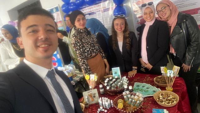 IMG 20241130 WA0076 اقتصاد طلاب الجامعة الروسية يفوزون بأحسن بوستر على مستوى كليات الصيدلة فى معرض الزيوت الطيارة موقع في الجامعة
