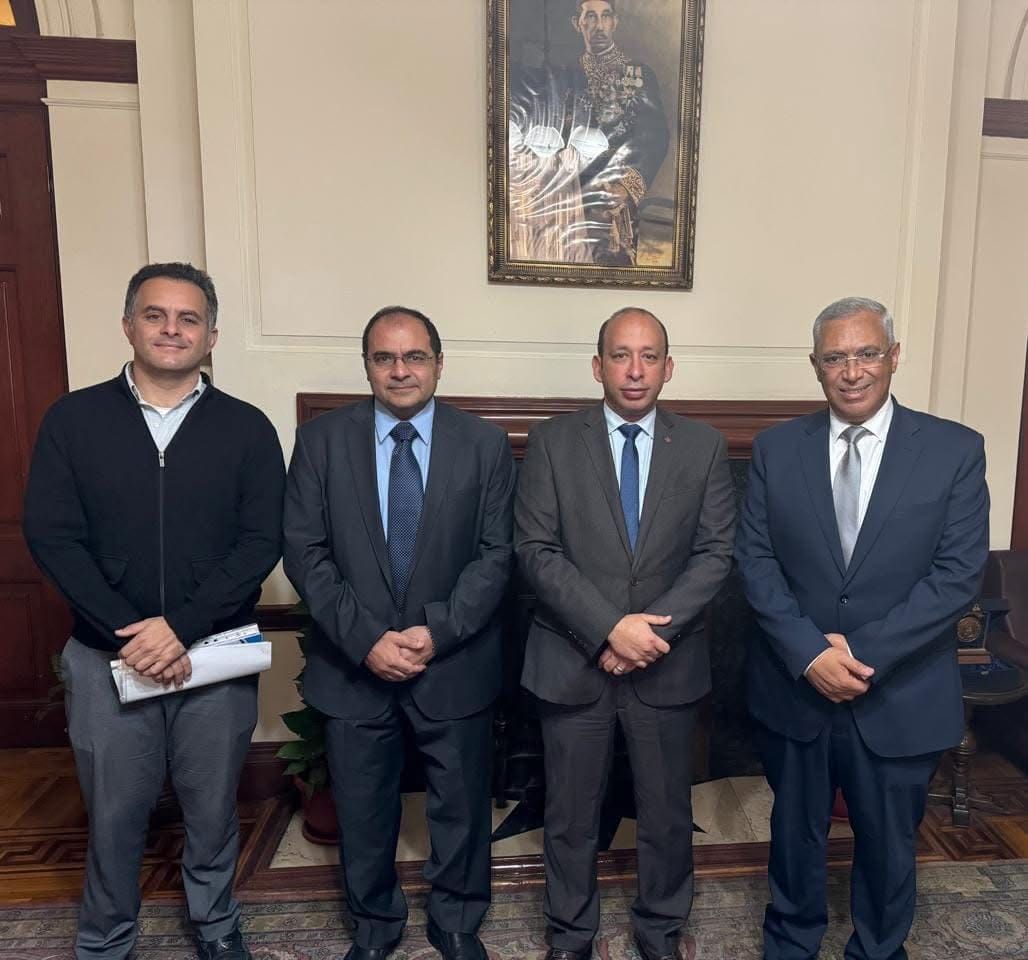 IMG 2289 طب تفاصيل لقاء عميد طب قصر العينى و رئيس هيئة تمويل العلوم لبحث التعاون موقع في الجامعة