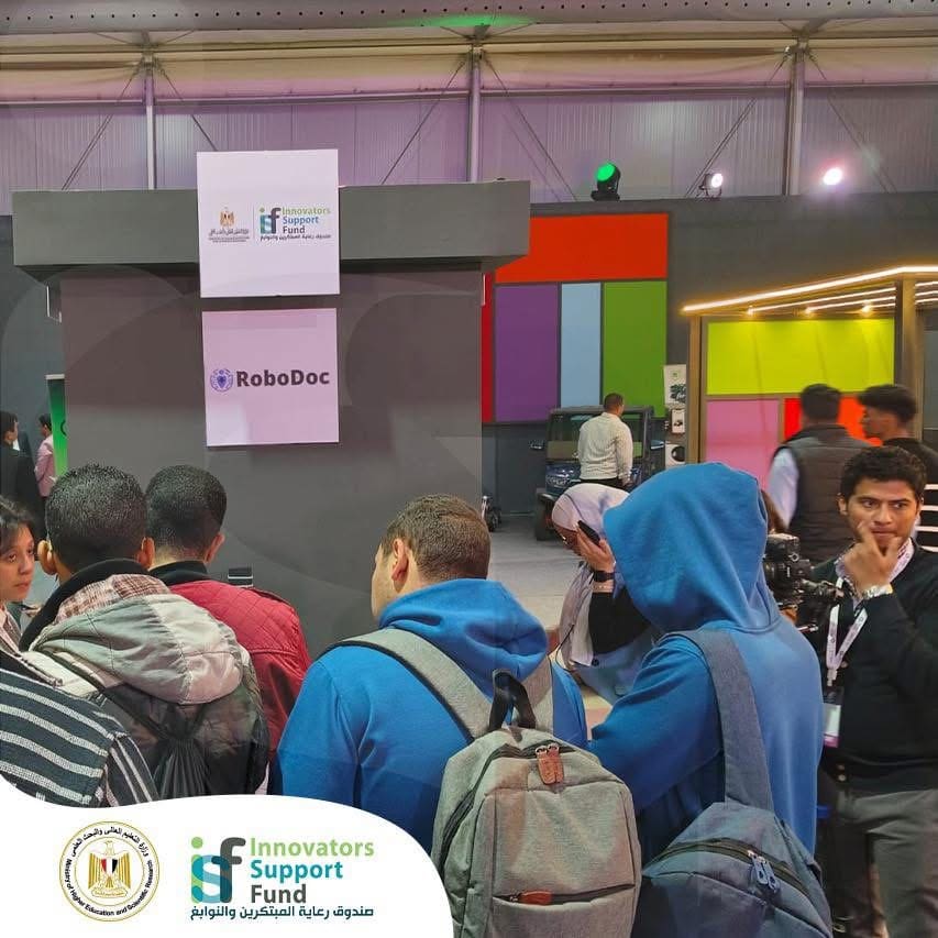 IMG 4852 جامعة عين شمس صندوق رعاية المبتكرين يدعم الشركات الناشئة الطلابية في معرض Cairo ICT 24 موقع في الجامعة