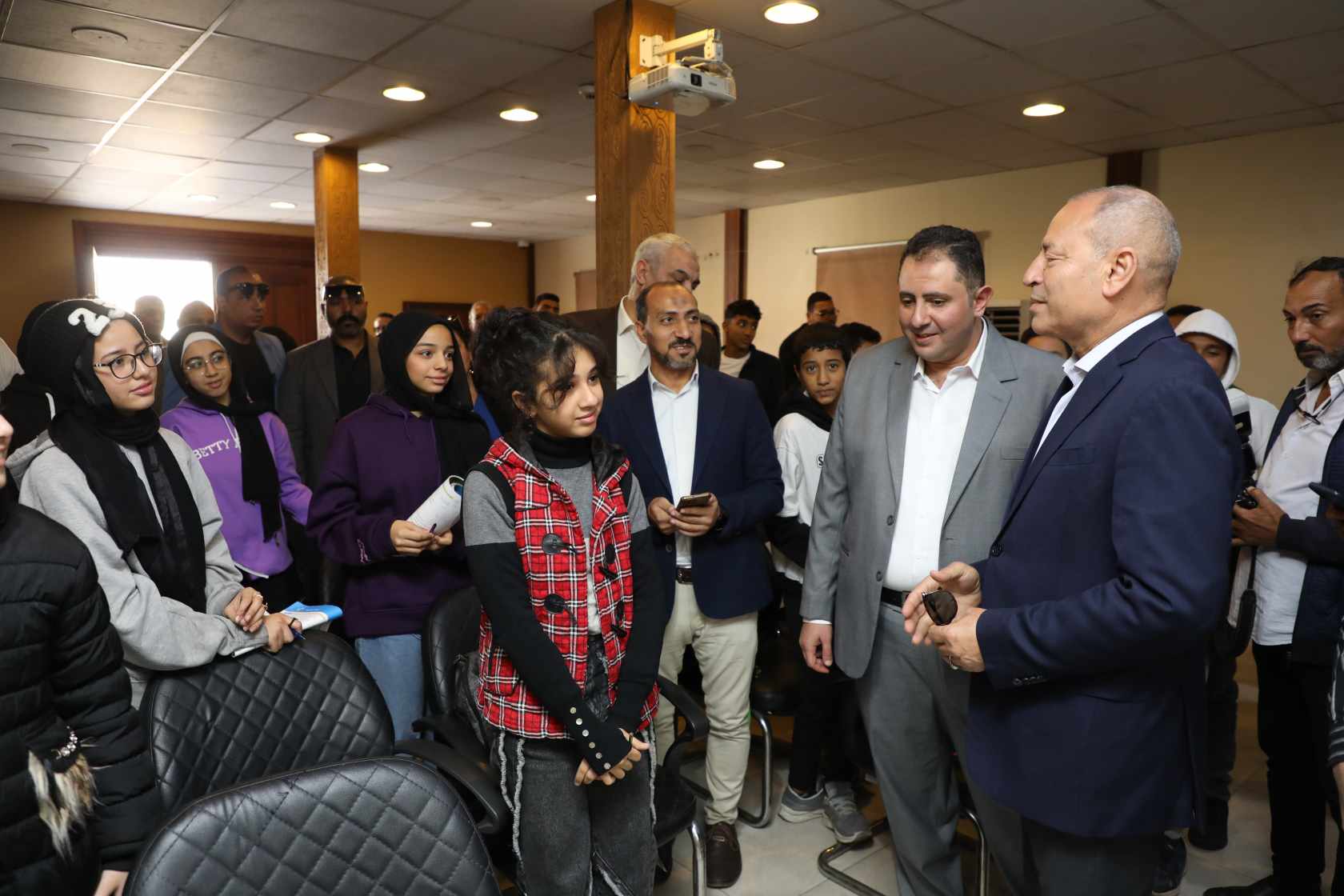 received 557419967027345 اليوم محافظ القاهرة يتفقد مكتبة مصر العامة فرع الزيتون موقع في الجامعة