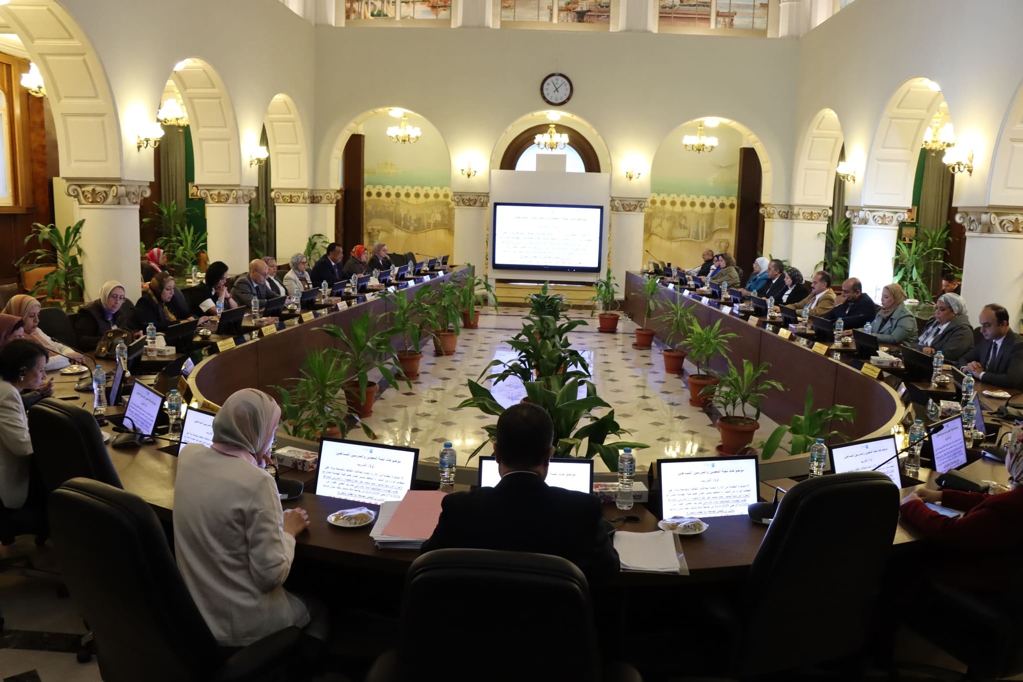 مجلس الدراسات العليا جامعة الإسكندرية نائب رئيس جامعة بنها رغم تعطل الدراسة والطقس.. مجلس الدراسات العليا بالإسكندرية يجتمع ويصدر قرارات لأخلاقيات البحث العلمي موقع في الجامعة