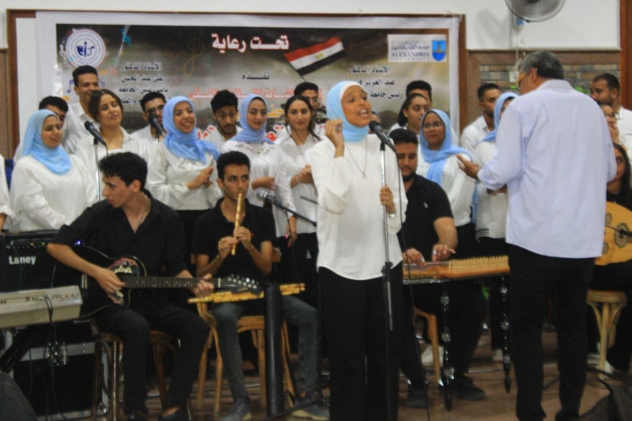 منتخب كورال جامعة الإسكندرية أسرة منتخب جامعة الإسكندرية للموسيقي والكورال يقيم عدة احتفالات داخل الكليات موقع في الجامعة