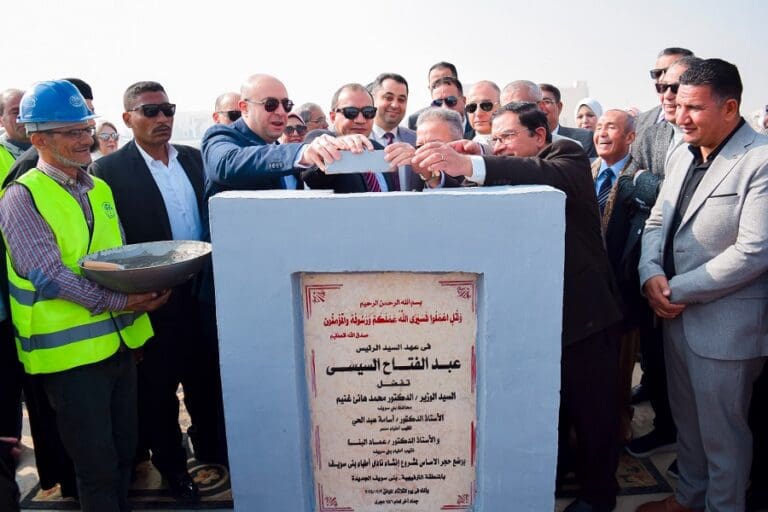 رئيس جامعة بني سويف يشارك في وضع حجر أساس نادي الأطباء بشرق النيل 16 1 5 3 جامعة قناة السويس رئيس جامعة بني سويف يشارك في وضع حجر أساس نادي الأطباء بشرق النيل موقع في الجامعة