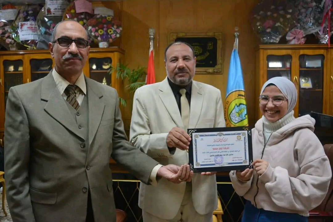 1733163292428 الطلاب نائب رئيس جامعة الأزهر للوجه القبلي يكرم طالبتين لإتقانهما حفظ القرآن موقع في الجامعة