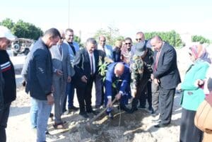 يعمل بين الطلاب ويساعدهم.. رئيس جامعة جامعة سوهاج يشارك بزرع الأشجار ضمن الأسبوع البيئي 3 بالصور: يعمل بين الطلاب ويساعدهم.. رئيس جامعة جامعة سوهاج يشارك بزرع الأشجار ضمن الأسبوع البيئي