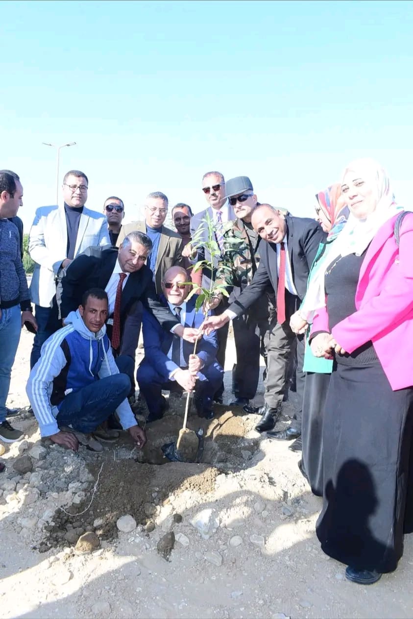 فيديو: رئيس جامعة سوهاج ورئيس جامعة صبراته الليبية يشاركان الطلاب زراعة الشجرة بالجامعة 1 بالصور: يعمل بين الطلاب ويساعدهم.. رئيس جامعة جامعة سوهاج يشارك بزرع الأشجار ضمن الأسبوع البيئي
