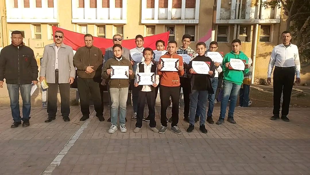 فيديو.. مدرسة باصونة الإعدادية تكرم طلاب الإذاعة المدرسية المتميزين 1 1733325438841 1 باصونة فيديو.. مدرسة باصونة الإعدادية تكرم طلاب الإذاعة المدرسية المتميزين موقع في الجامعة