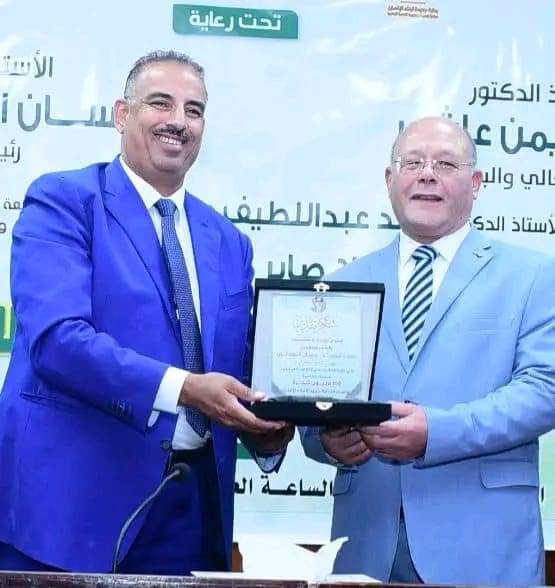 1733770855513 جامعة سوهاج رئيس جامعة سوهاج يتسلم درع مؤسسة هنجملها تقديراً لجهوده المبذولة  موقع في الجامعة