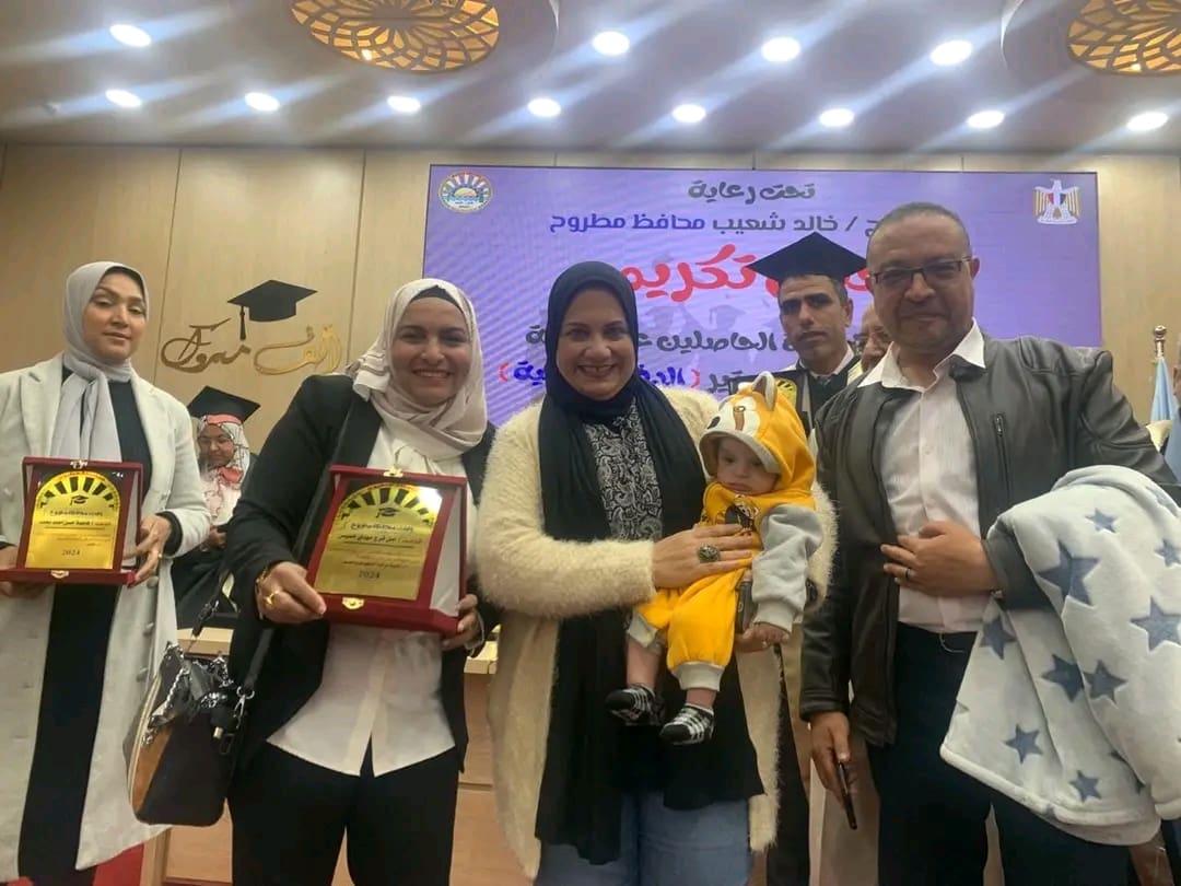 1734191825228 وكيل وكيل تعليم مطروح تهنئ الحاصلين على الدكتوراة والماجستير بالمنظومة- صور موقع في الجامعة