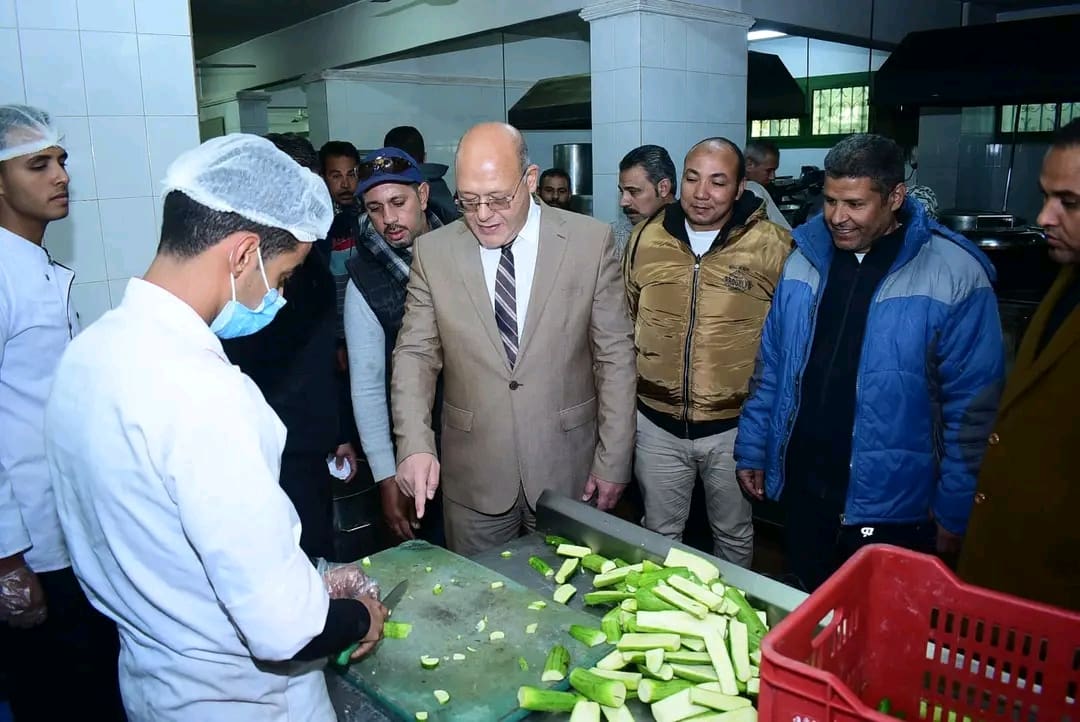 1734290301890 1 مدينة الأبحاث العلمية أثناء تناول وجبة الغداء معهم.. رئيس جامعة سوهاج لطلاب المدينة:"نحن أسرة واحدة"- صور موقع في الجامعة