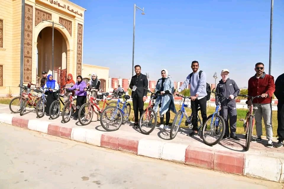 1734294139777 جامعة جامعة الوادى الجديد تسلم الدرجات الهوائية المهداه من وزارة البيئة للطلاب الفائزين موقع في الجامعة