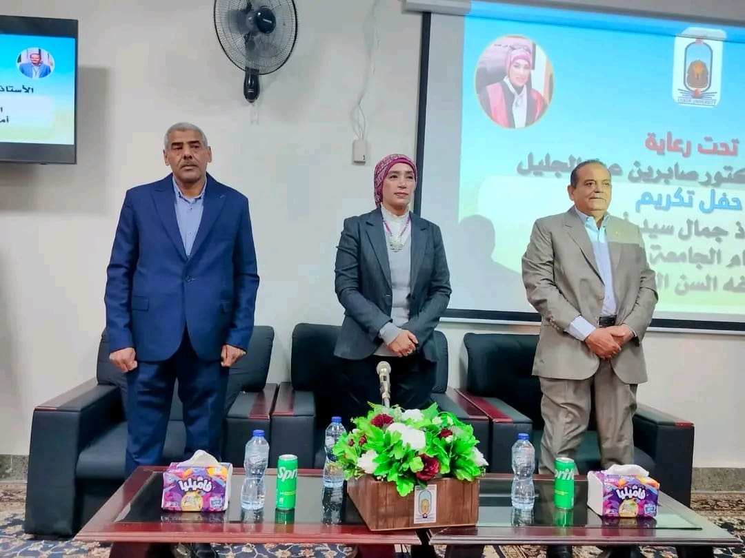 1734692725910 جامعة الأقصر لبلوغه سن المعاش..رئيس جامعة الأقصر تكرم أمين الجامعة المساعد موقع في الجامعة