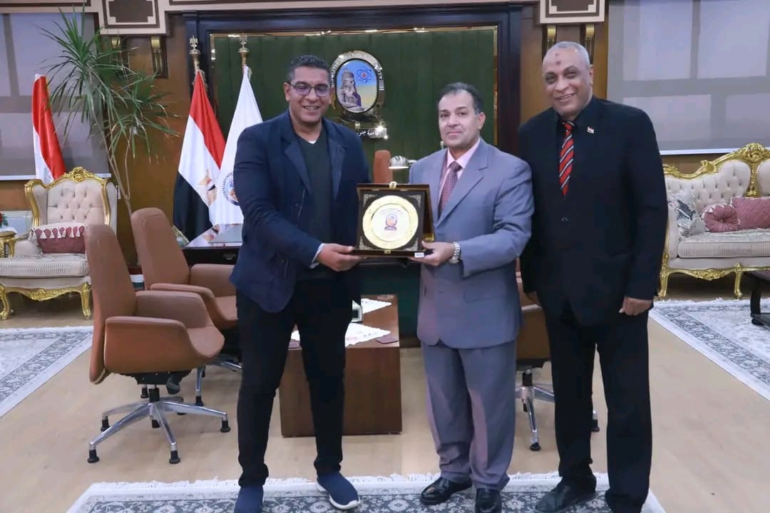 بعد توفير 4000 قطعة ملابس.. رئيس جامعة جنوب الوادى يكرم مؤسسة تحيا مصر 1 1734769672812 جامعة بعد توفير 4000 قطعة ملابس.. رئيس جامعة جنوب الوادى يكرم مؤسسة تحيا مصر موقع في الجامعة