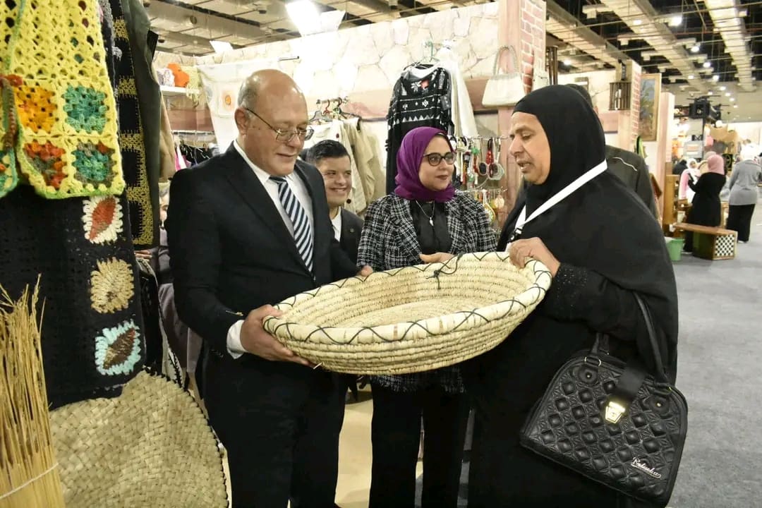 1734772145913 المنوفية بمشاركة 450 قطعة فنية.. النعماني يتفقد جناح جامعة سوهاج بمعرض تراثنا- صور موقع في الجامعة